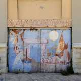 A seguire troviamo Porta Malta, su cui � ancora possibile riconoscere i disegni dell�artista Mario Coleiro, il quale scelse di rappresentare diversi simboli connotativi del suo Paese come la dgħajsa tal-pass, il taxi marino dell�isola, il cippo fenicio e la bandiera dell�Ordine dei cavalieri di Malta